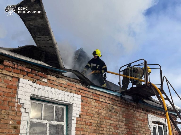 Через пожежу у Вінниці вогонь повністю знищив металевий дах будинку