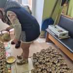 У Корделівці виготовили 200 окопних свічок для українських військових