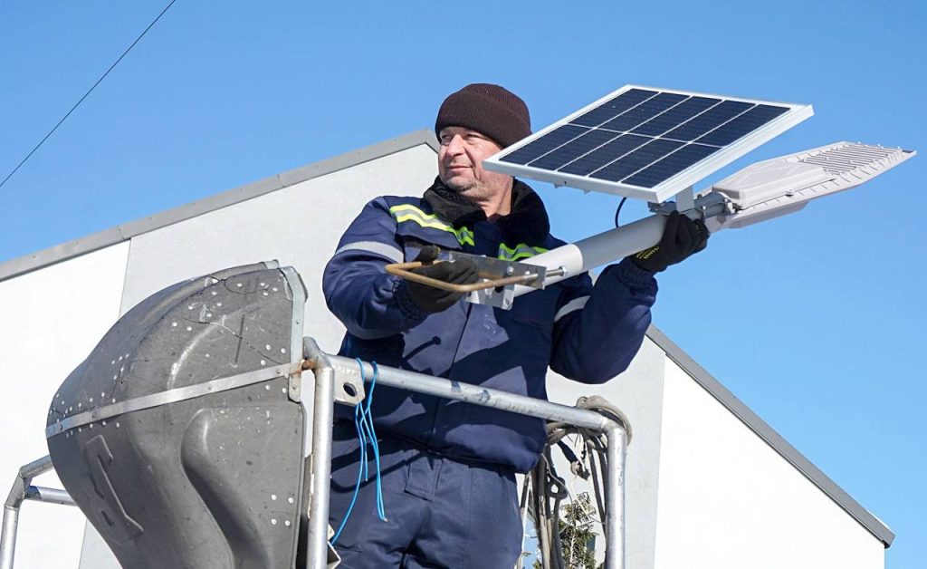 У старостинських округах Вінницької громади встановлюють ліхтарі на сонячних панелях