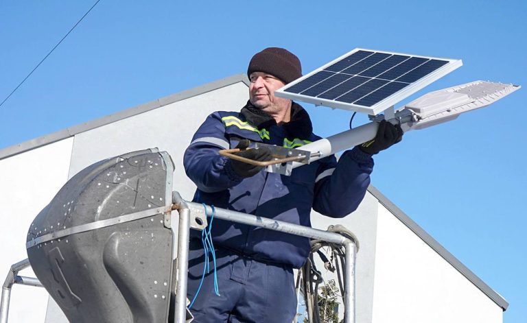 У старостинських округах Вінницької громади встановлюють ліхтарі на сонячних панелях