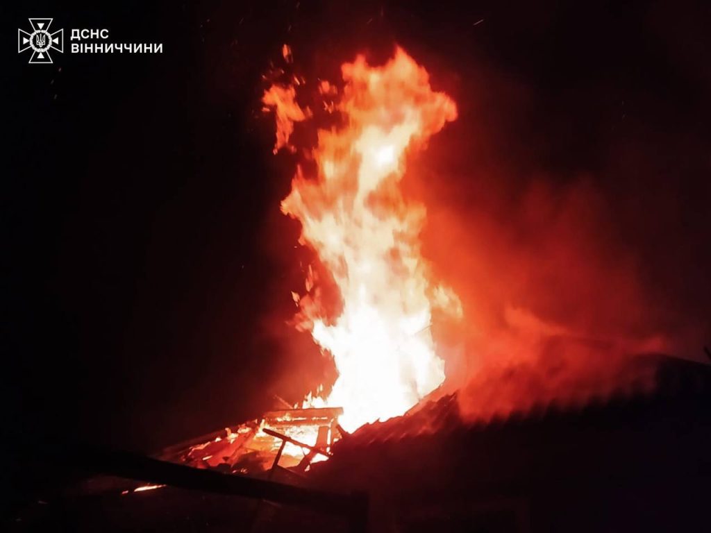 У Вінниці через коротке замикання загорівся двоповерховий будинок