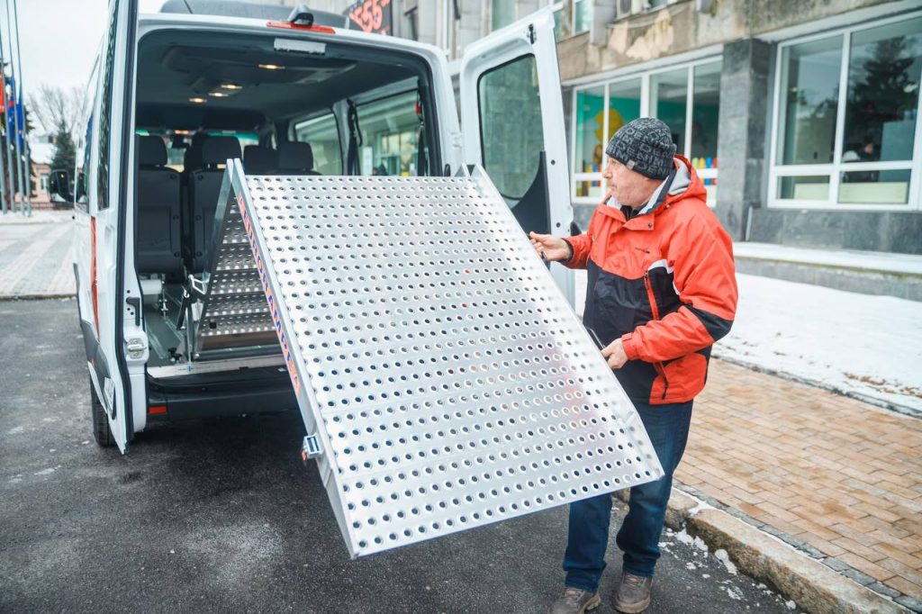 Місто-партнер Мюнстер передало Вінниці мікроавтобус для людей з інвалідністю