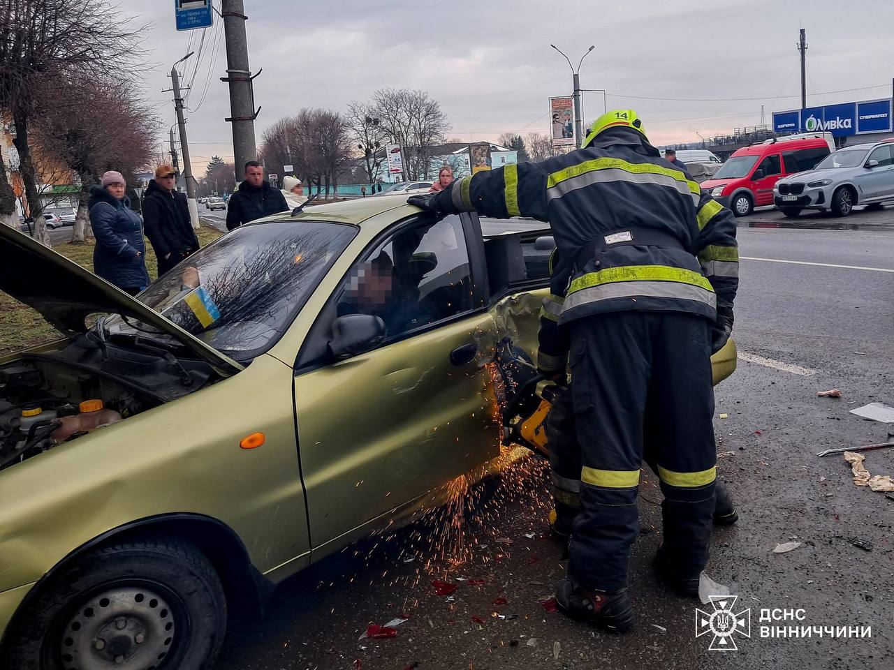 ДТП у Тульчині: водій і пасажирка опинилися затиснутими в машині