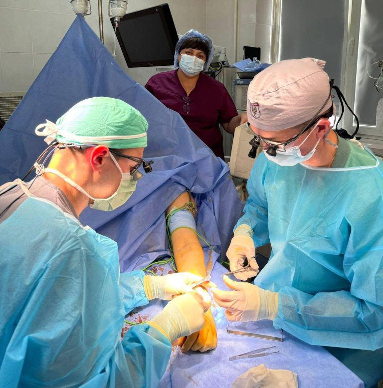 До 14 годин в операційній: у Вінниці лікарі з США допомогли уникнути ампутацій