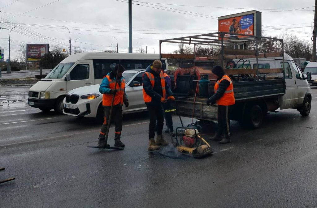 У Вінниці ремонтують дороги після зими: де працюють бригади