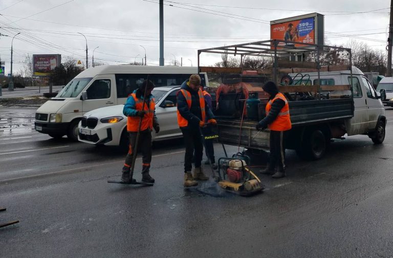 У Вінниці ремонтують дороги після зими: де працюють бригади