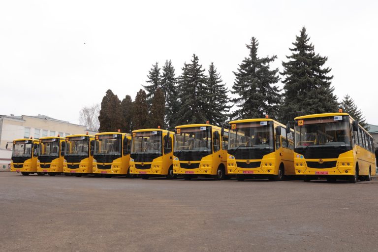 Вісім інклюзивних шкільних автобусів передали громадам Гайсинського району