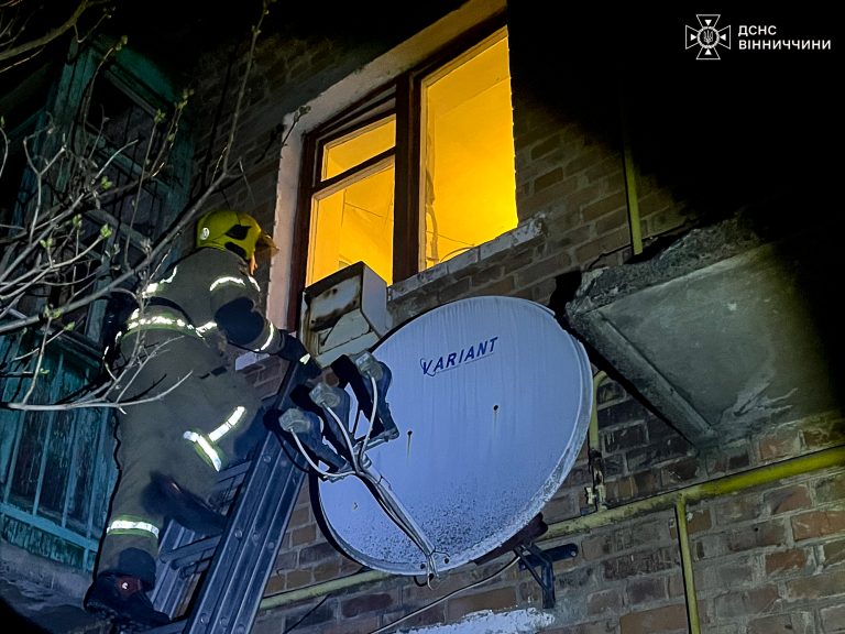 У Вінниці чоловіка зняли з даху котельні