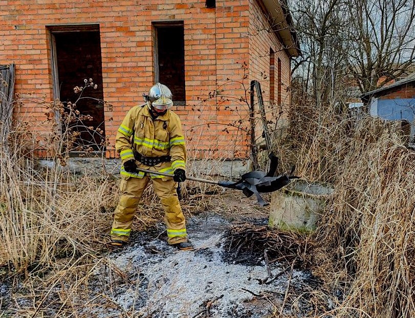 На Вінниччині вогонь перекинувся на жінку під час підпалу трави