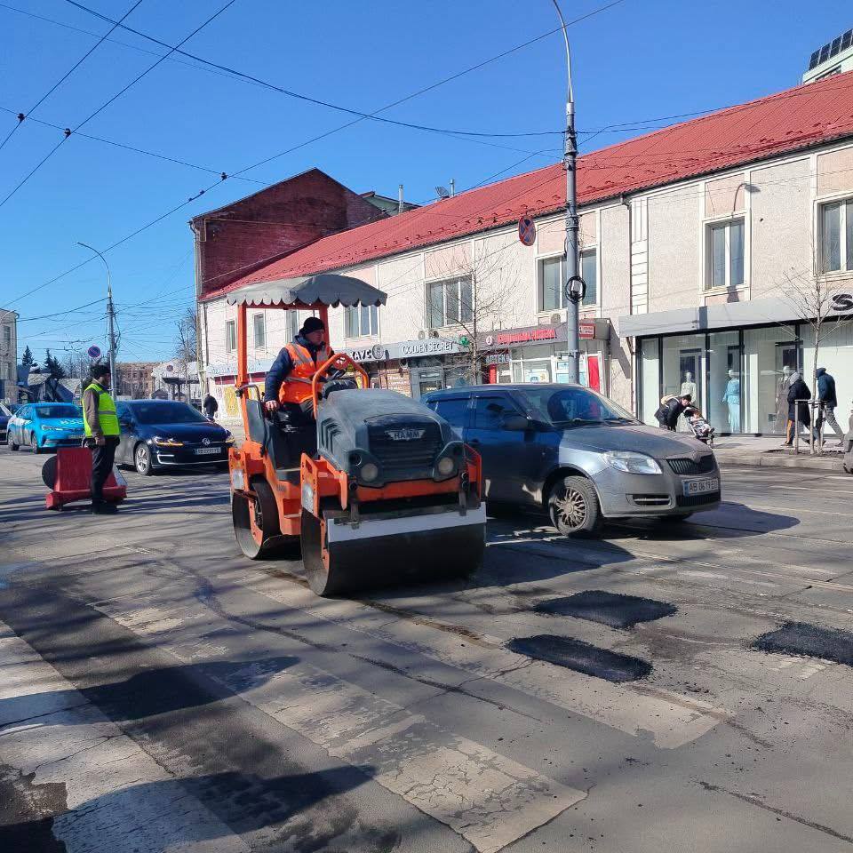 У Вінниці сім бригад ремонтують дороги: де тривають роботи