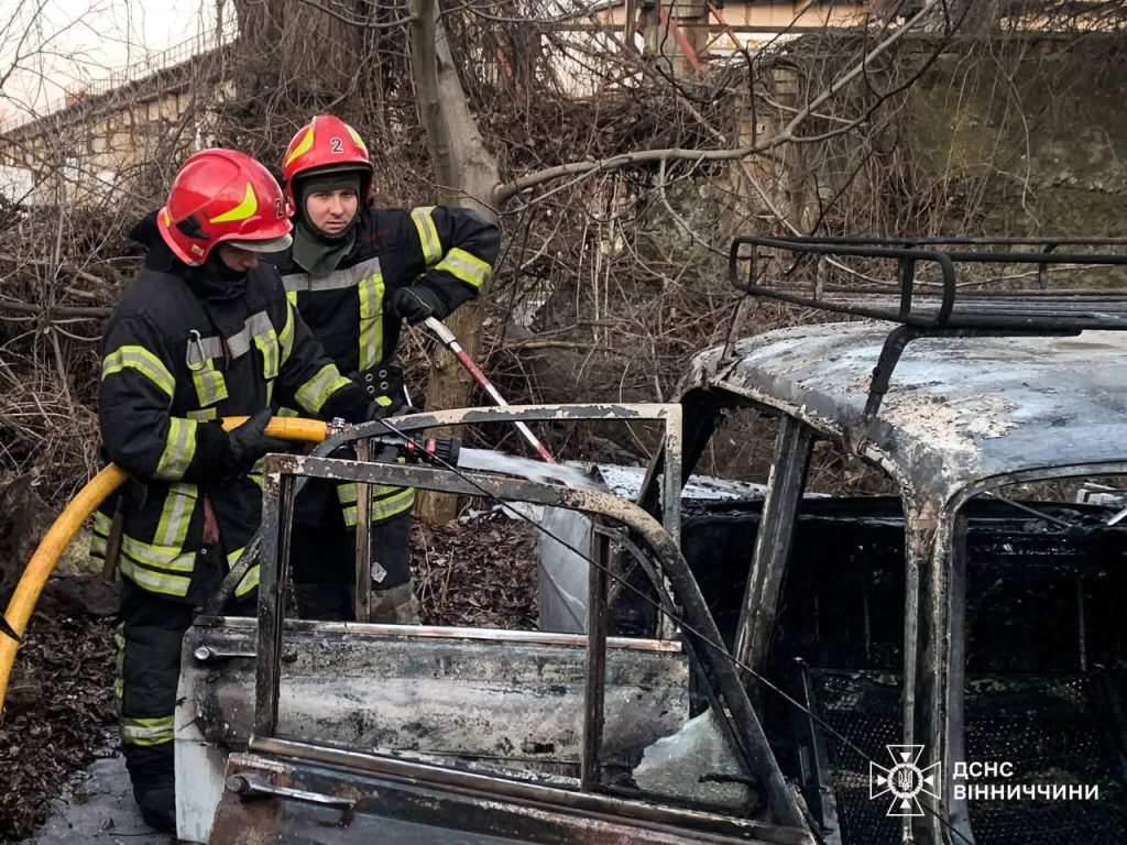 У Вінниці загорілось авто: за добу в області сталося дві пожежі