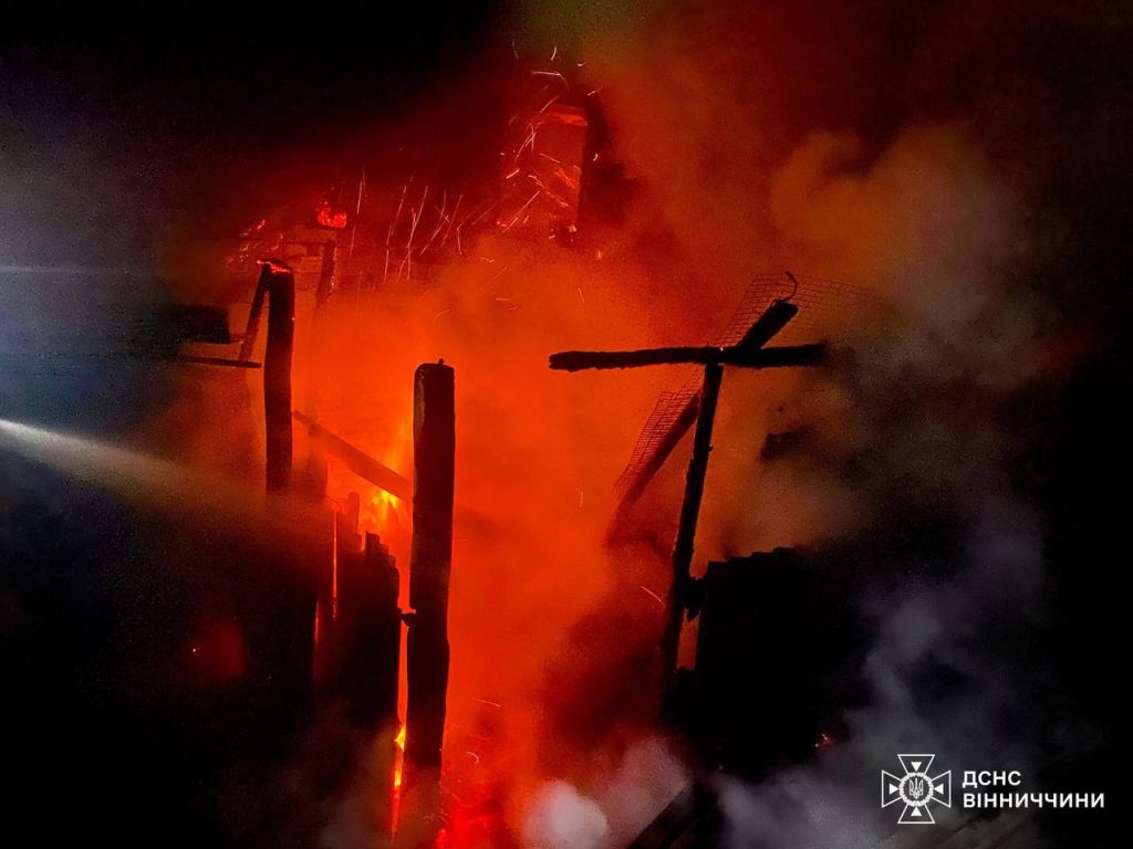 У Вінниці через необережність під час куріння у квартирі загорівся диван