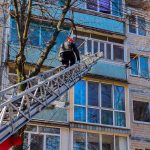 На Вінниччині рятувальники допомогли літнім людям, які не могли відчинити двері