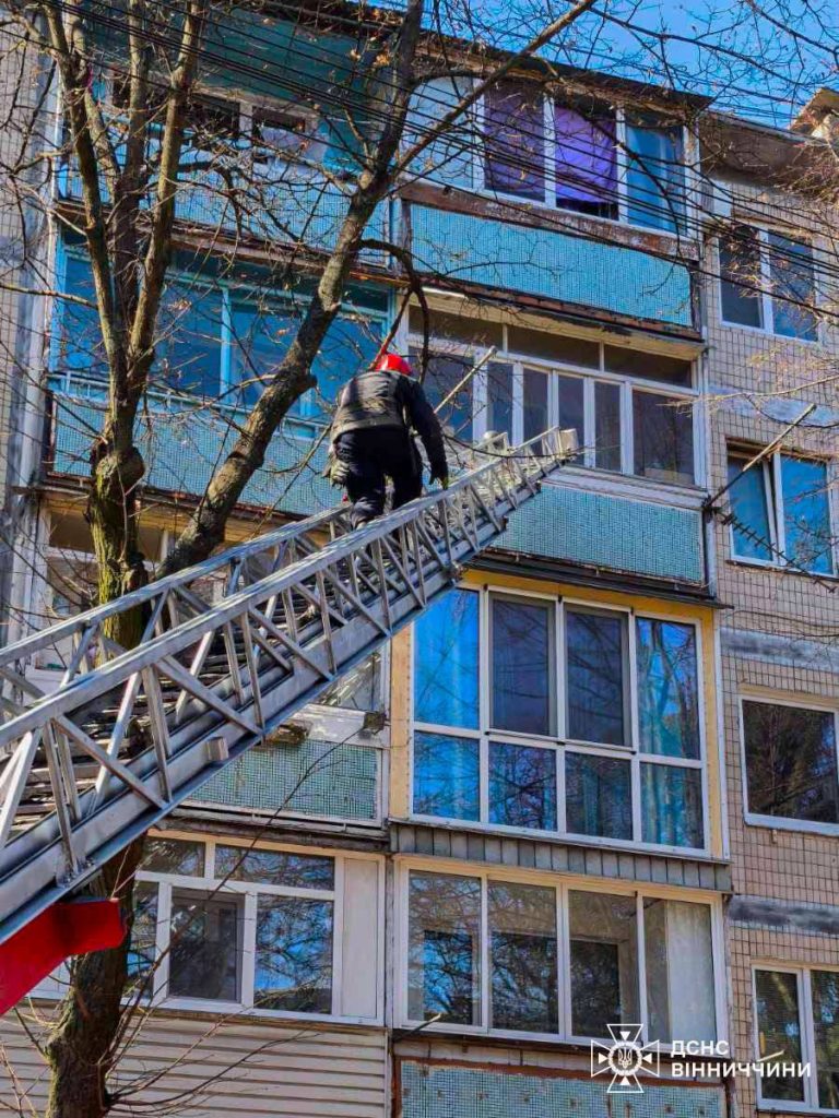 На Вінниччині рятувальники допомогли літнім людям, які не могли відчинити двері
