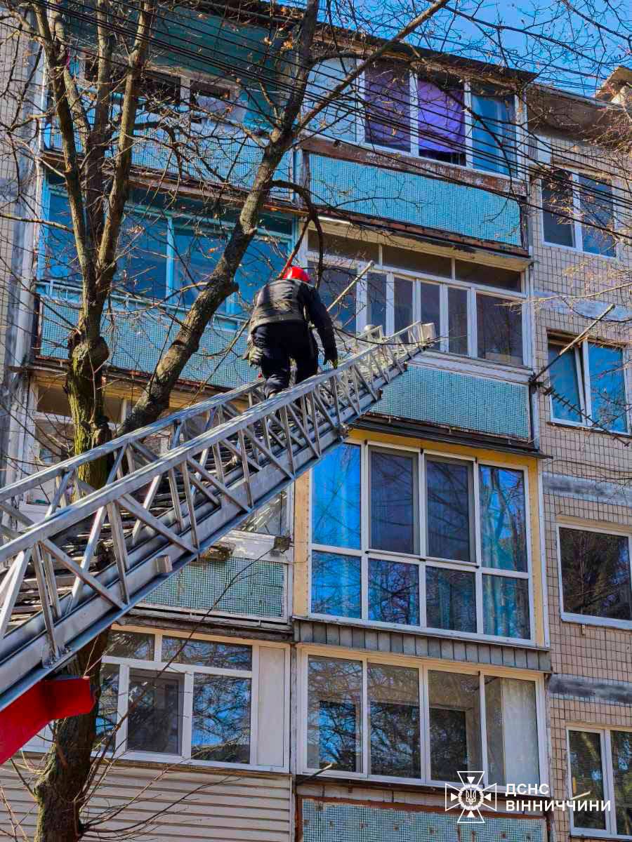На Вінниччині рятувальники допомогли літнім людям, які не могли відчинити двері