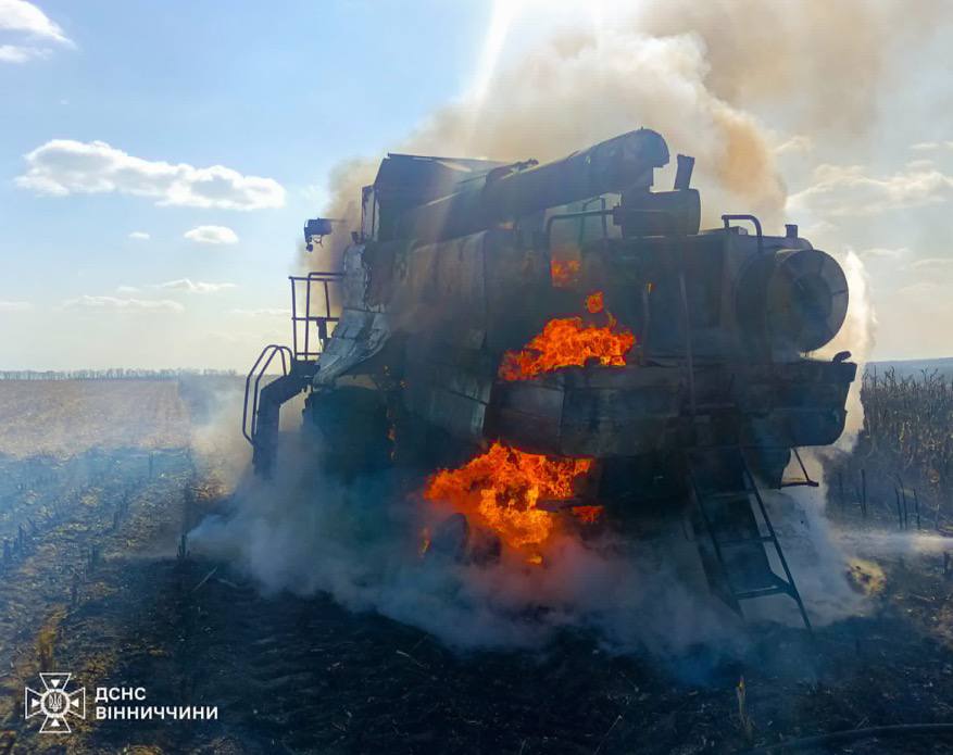На Вінниччині в полі загорівся комбайн