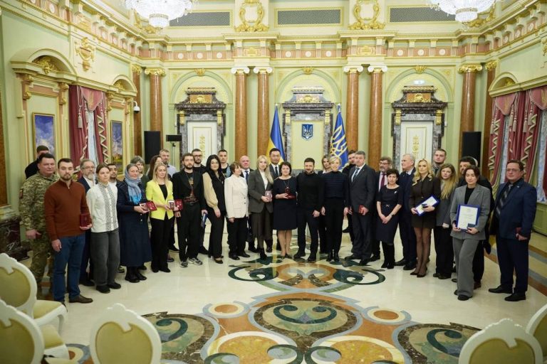 Двох волонтерів із Вінниччини нагородили відзнакою «Золоте серце»