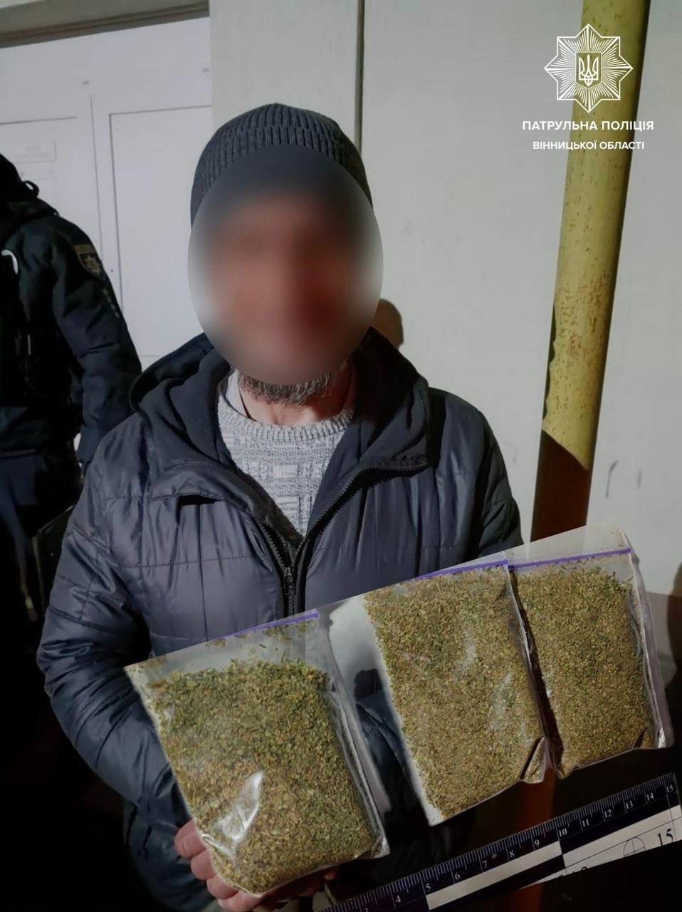 У центрі Вінниці патрульні виявили у чоловіка речовини, схожі на наркотичні