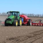 Аграрії Вінниччини вже сіють горох: перші результати