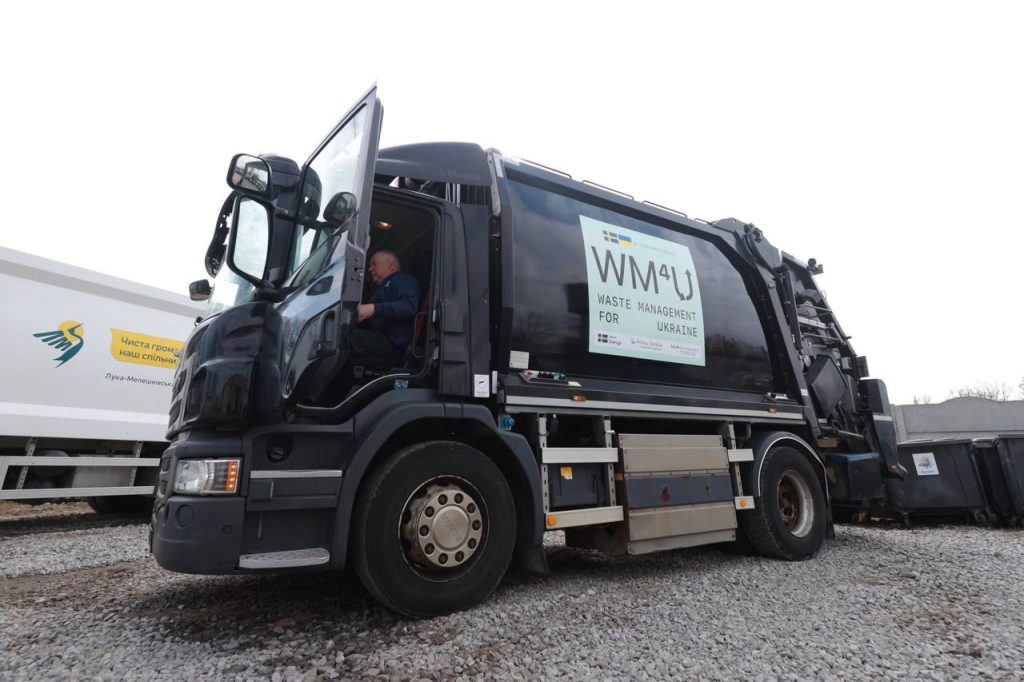 Європейський підхід до відходів: громада на Вінниччині отримала нову техніку