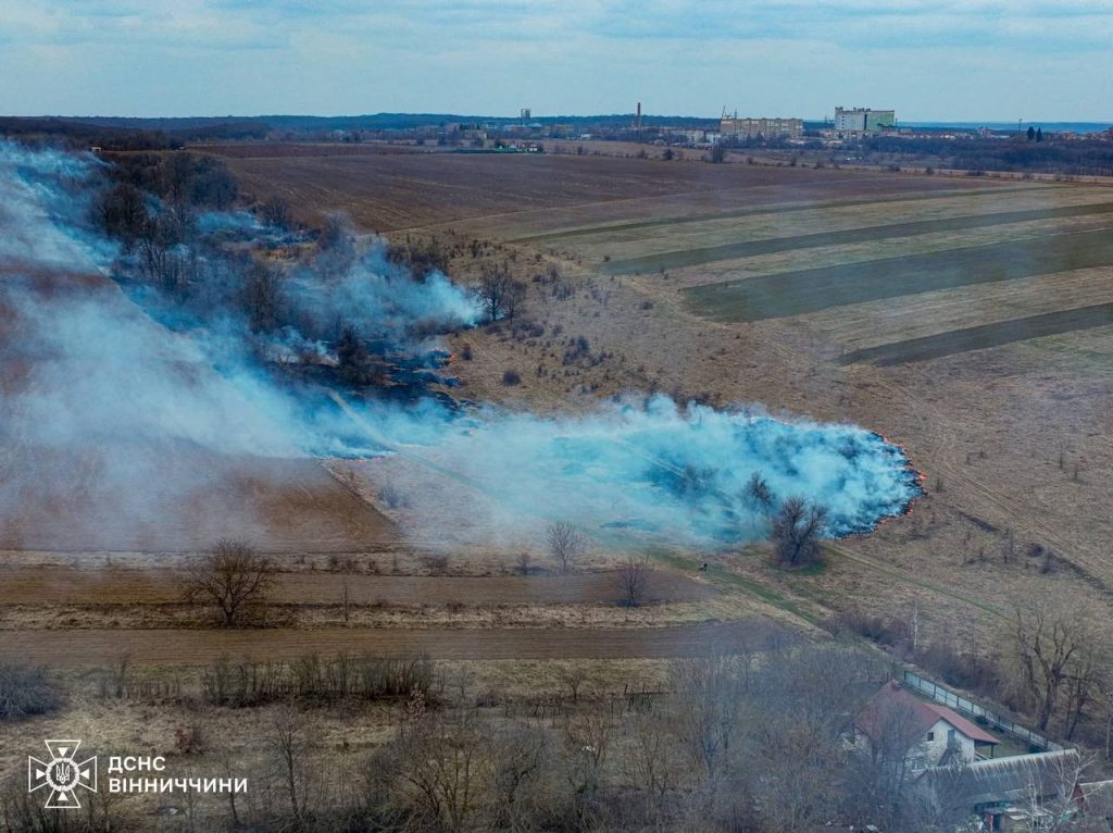 На Вінниччині горіли поля та будинки
