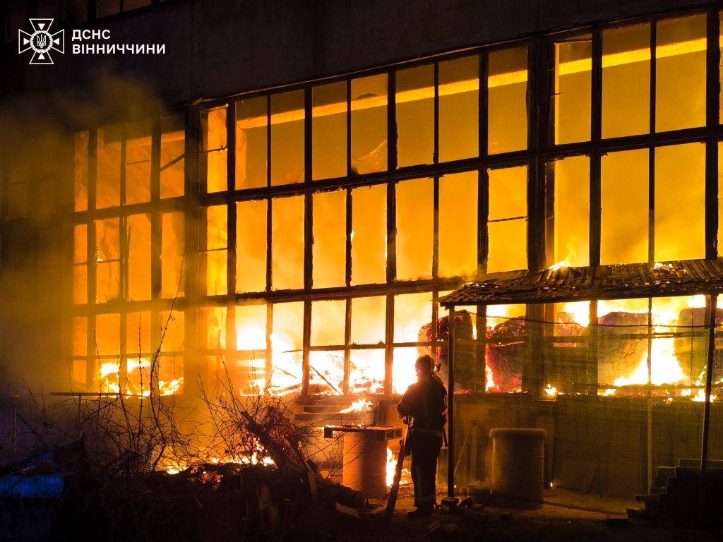 У Вінниці вночі сталася масштабна пожежа у складських приміщеннях