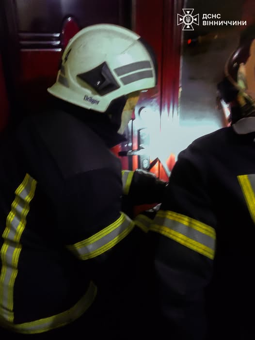 У Вінниці рятувальники відчиняли квартиру, щоб врятувати жінку