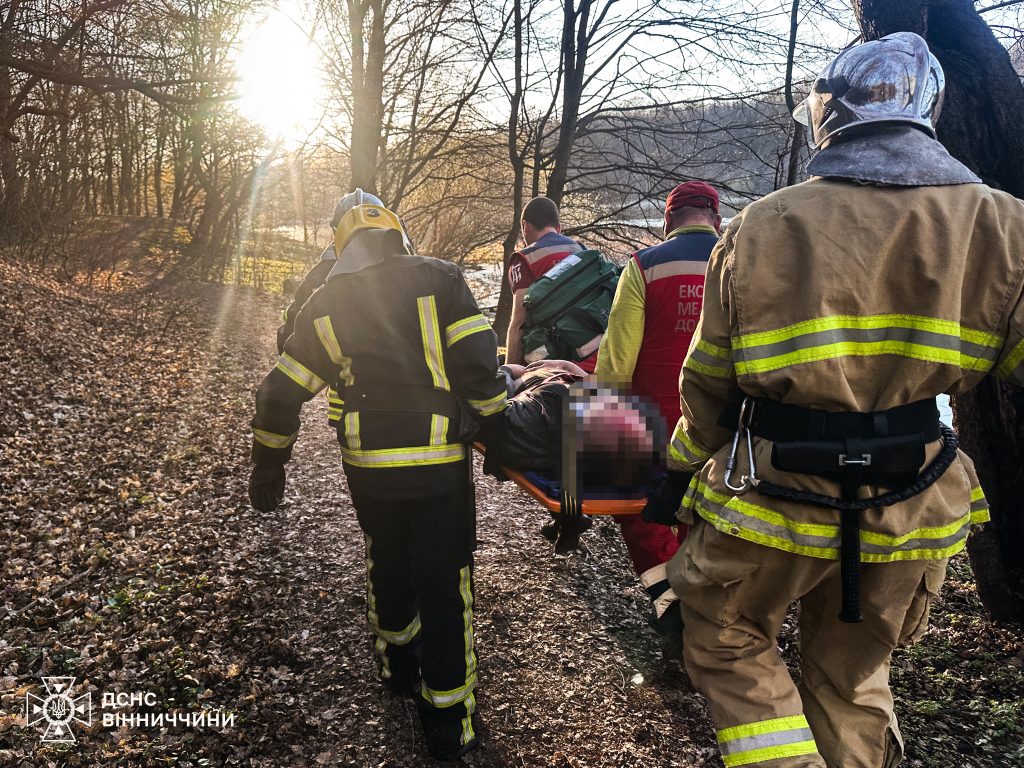 У Вінниці чоловік впав зі скелі: його госпіталізували
