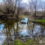 На Вінниччині рятувальники дістали авто з річки