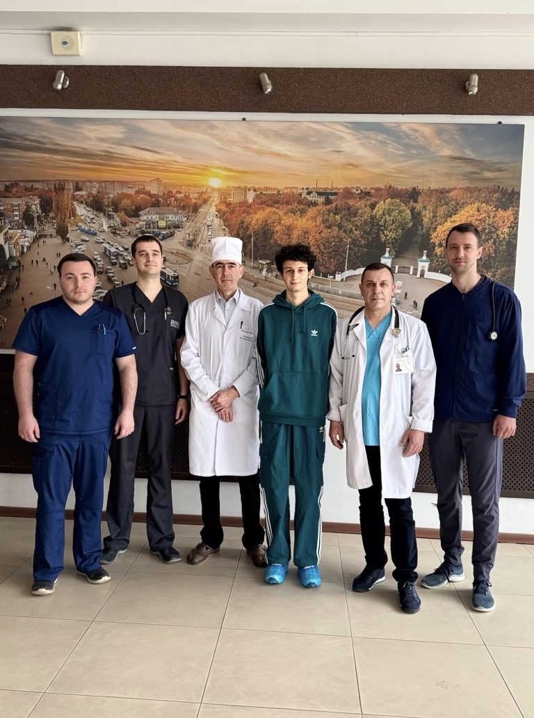 Після важкого поранення під час обстрілу Вінниці 18-річний Олександр повернувся додому