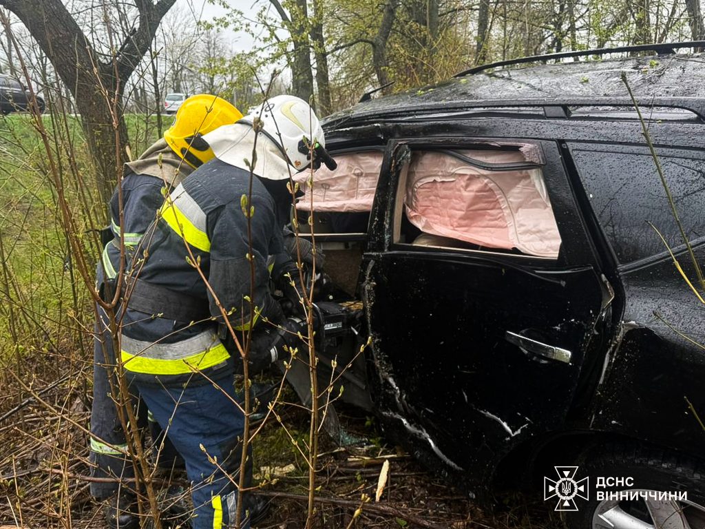 На Вінниччині водія деблокували з авто після ДТП