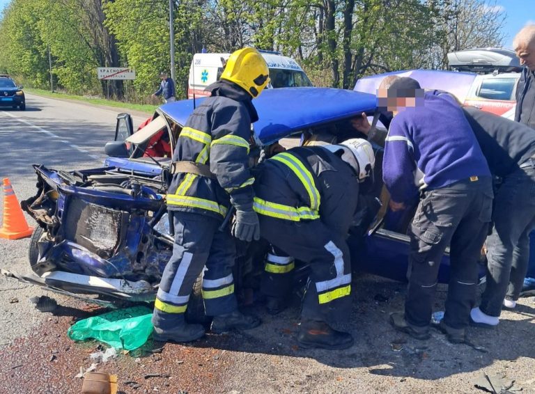 На Вінниччині в ДТП за участі трьох авто деблокували двох постраждалих