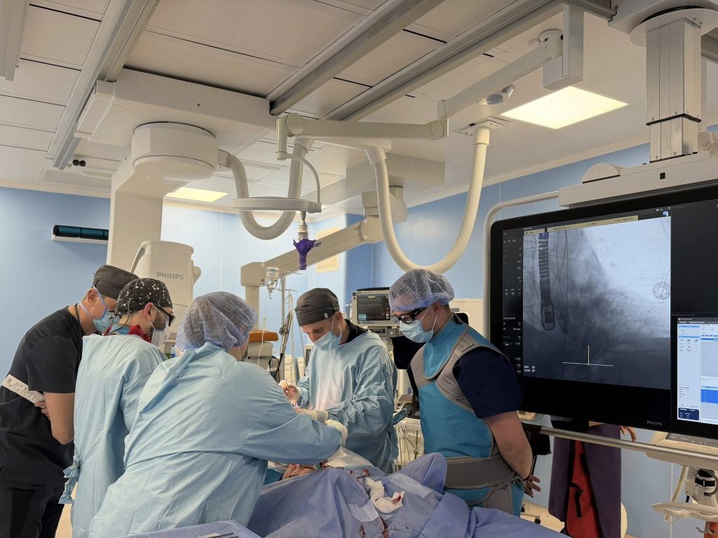 Вперше в Україні: у Вінниці кардіохірурги імплантували клапан у серце через стегнову артерію