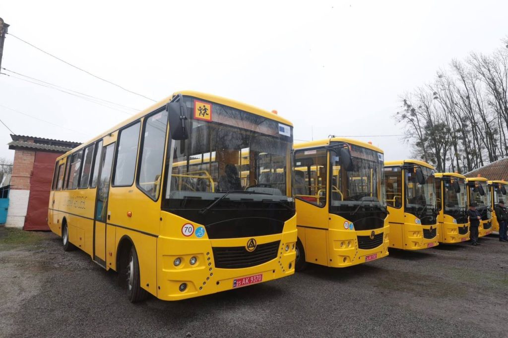 Громади Вінницького району отримали інклюзивні шкільні автобуси