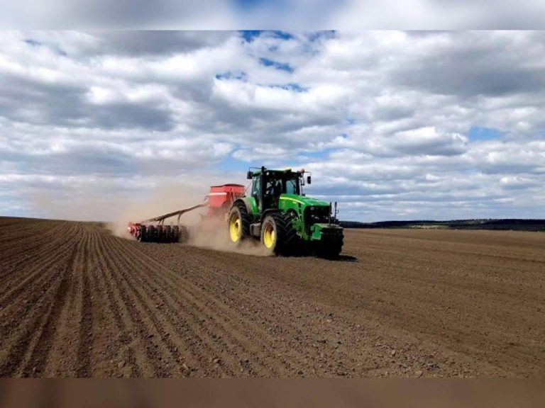 Весняна посівна активно триває на Вінниччині