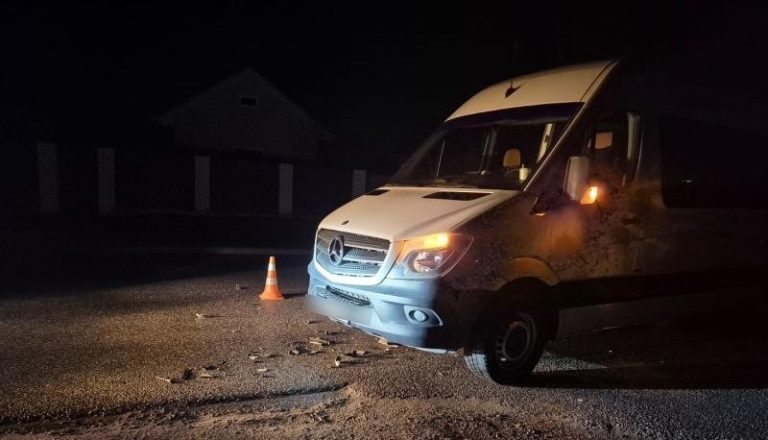 На Вінниччині зіткнулися мікроавтобус і скутер: є постраждалий