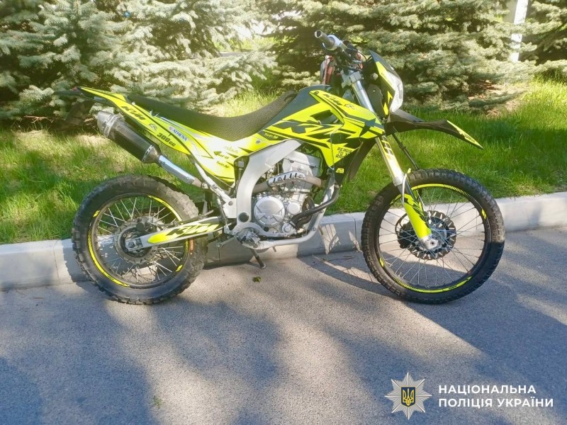 Підліток на мотоциклі збив двох школярок у Ладижині
