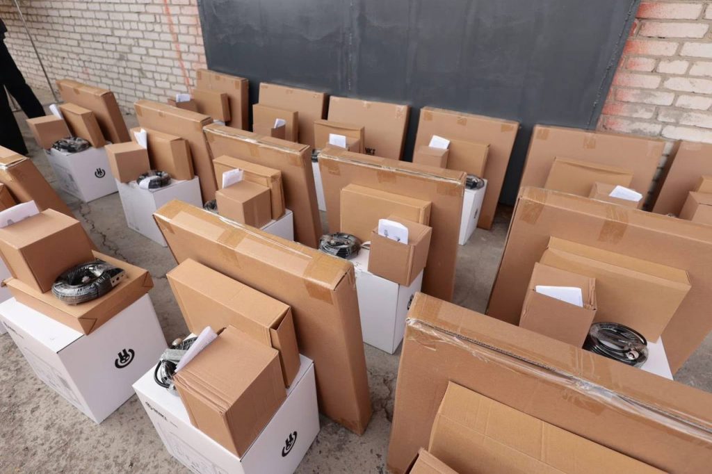 Школи Вінниччини отримали зарядні станції та репітери