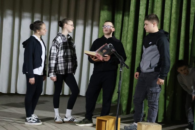 У Самгородоцькій громаді відроджують традиції: театр «Smagron» отримав грант на автентичні костюми