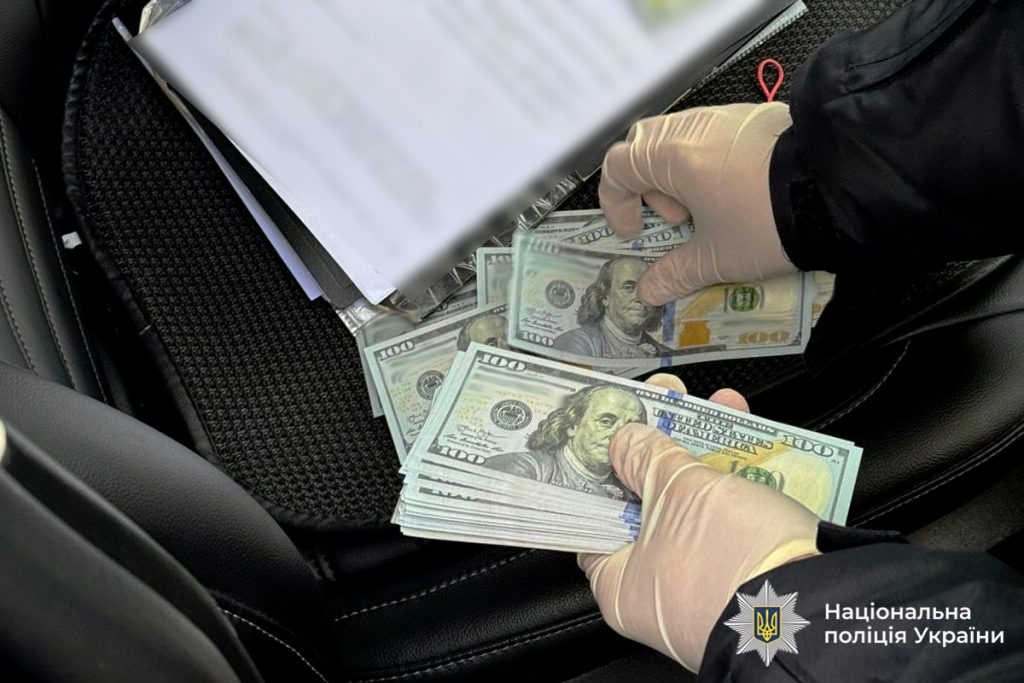 На Вінниччині адвокат вимагав сім тисяч доларів у військового