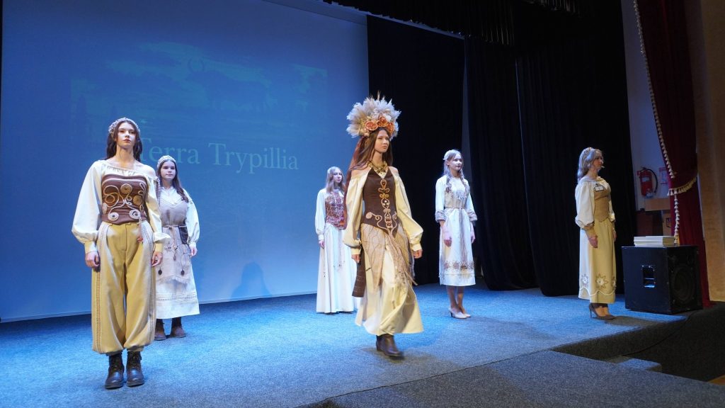 Трипільські мотиви та сучасна мода: у Калинівському коледжі відбувся творчий конкурс