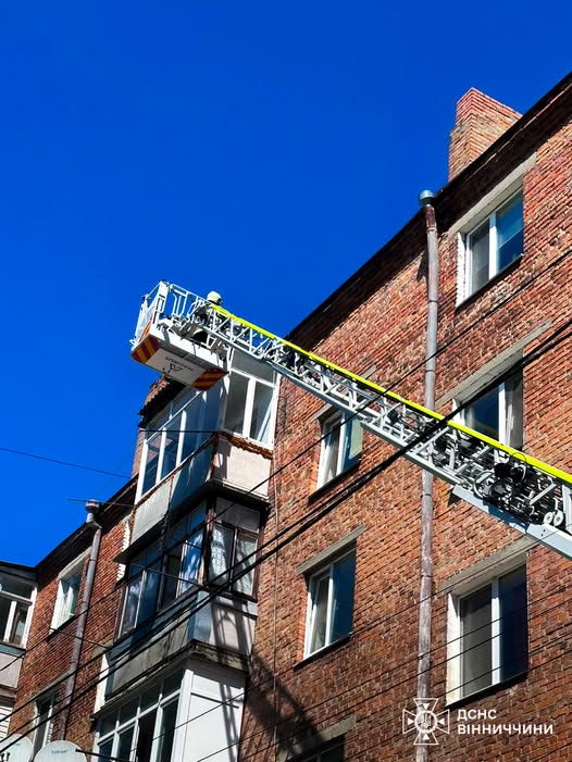 Рятувальники ліквідували небезпеку біля багатоповерхівки у Вінниці
