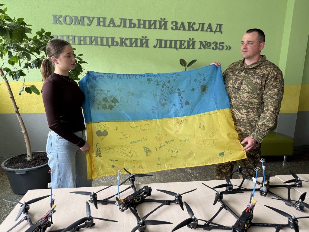 Ліцей №35 у Вінниці передав військовим дрони та генератори