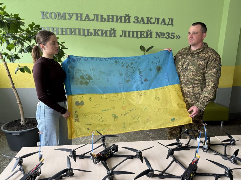 Ліцей №35 у Вінниці передав військовим дрони та генератори