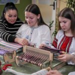 Переможниця конкурсу «Професійне зростання» навчає дітей ткацтву на Вінниччині