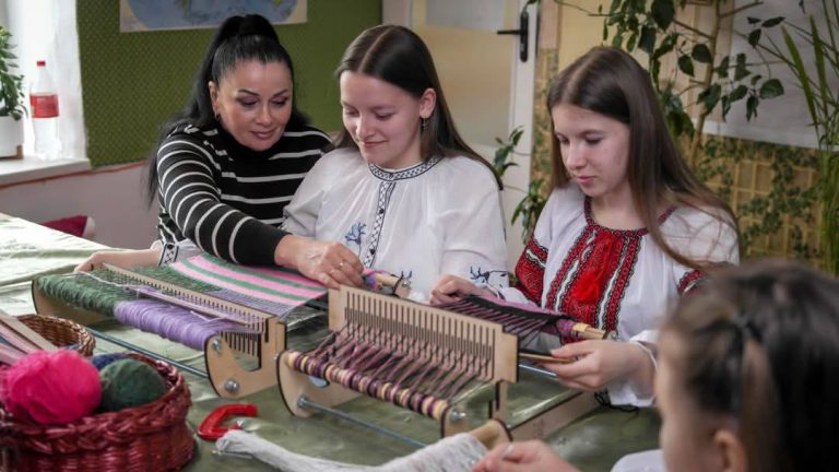 Переможниця конкурсу «Професійне зростання» навчає дітей ткацтву на Вінниччині