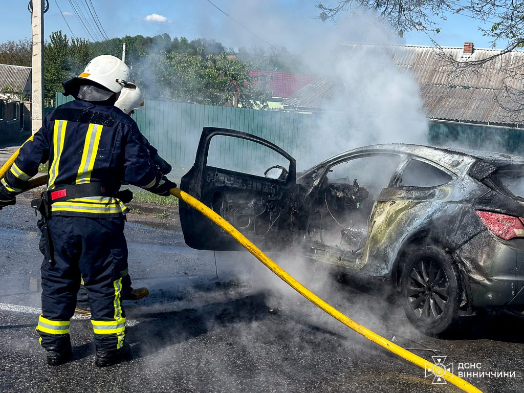 Два легковики загорілися на Вінниччині: що відомо про пожежі