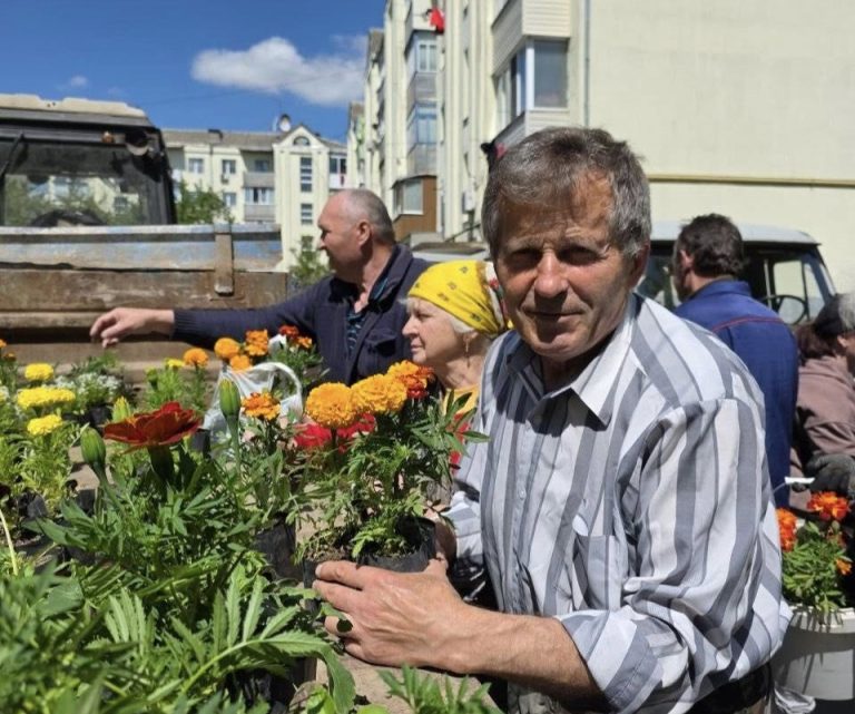 Вінницька птахофабрика та громада долучилися до озеленення Ладижина