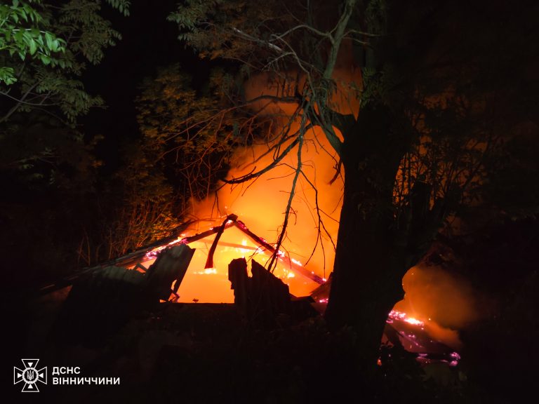 Через людську недбалість на Вінниччині загорілася господарська споруда