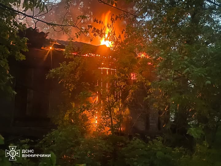 На Вінниччині блискавка влучила у господарську споруду